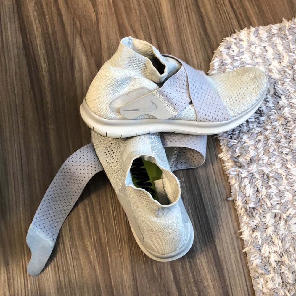 😊Woman’s Super Cute light Gray Nike Free Size 6 1/2. Light weight Lightly worn.